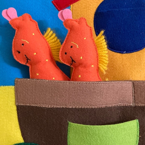 Vintage (1989) Noah’s Ark Wall Hanging & Book - Picture 4 of 16